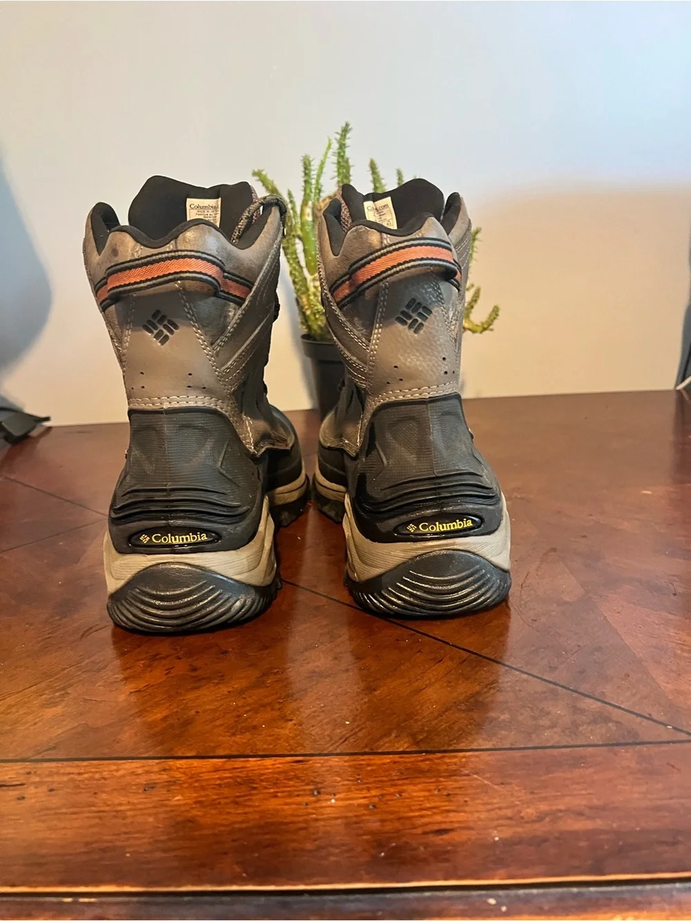 Columbia 200grams Waterproof Men’s Winter Hiking Boots Size 11.5